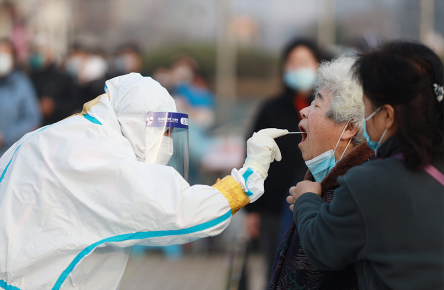 居民在南開(kāi)區(qū)社區(qū)核酸檢測(cè)點(diǎn)進(jìn)行核酸檢測(cè)。王英浩攝