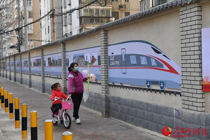 石家莊市談南路上的石家莊工業(yè)印記文化長廊吸引了過往市民駐足觀看。 張震攝