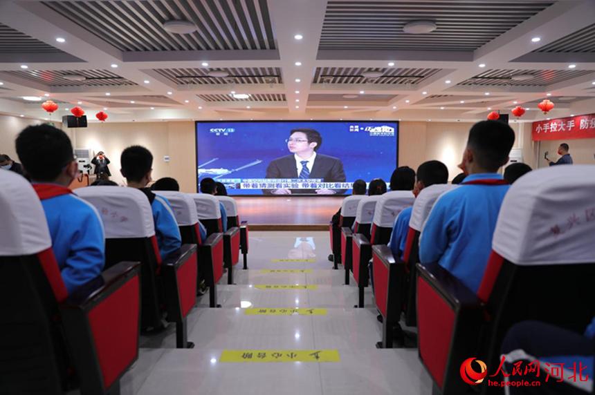 邯鄲市復(fù)興區(qū)實驗小學(xué)學(xué)生集中收聽收看“天宮課堂”第二課。 王伸攝