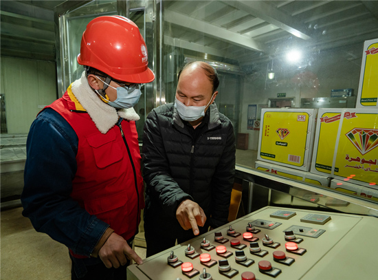 電力工作人員對用電企業(yè)進(jìn)行指導(dǎo)。受訪單位供圖