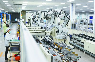 全球鋰離子電池領(lǐng)軍企業(yè)欣旺達動力電池生產(chǎn)車間。 南京日報/紫金山新聞記者 崔曉 攝