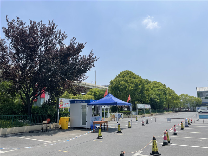 常態(tài)化“核酸采樣工作站”亮相上海街頭。龔昱攝