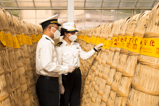 海關(guān)工作人員在查看相關(guān)貨物。受訪單位供圖