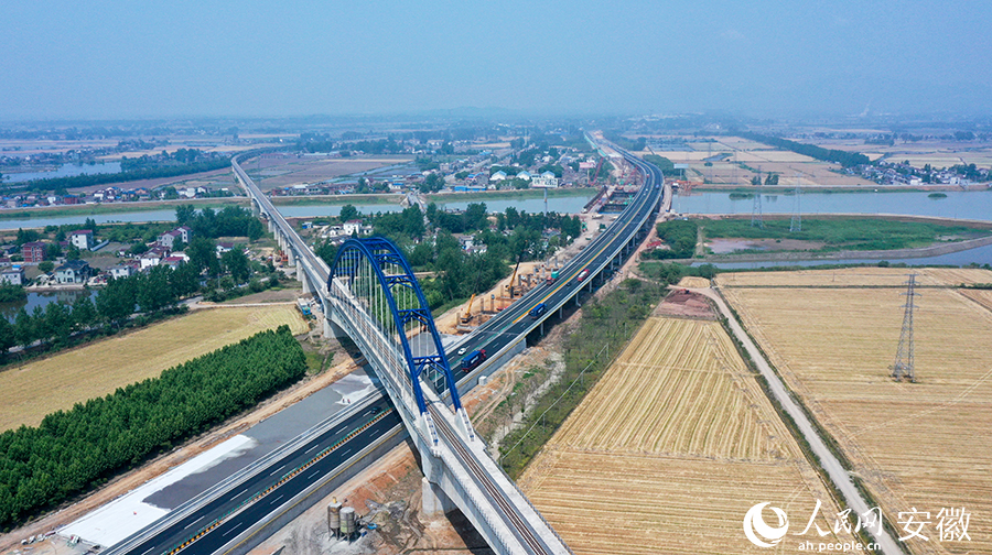 工作人員正在加速推進(jìn)牛屯河特大橋項目。人民網(wǎng) 王銳攝。