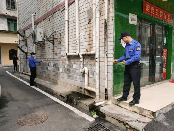 聯(lián)合執(zhí)法小組進(jìn)行房屋入戶調(diào)查丈量。單位供圖