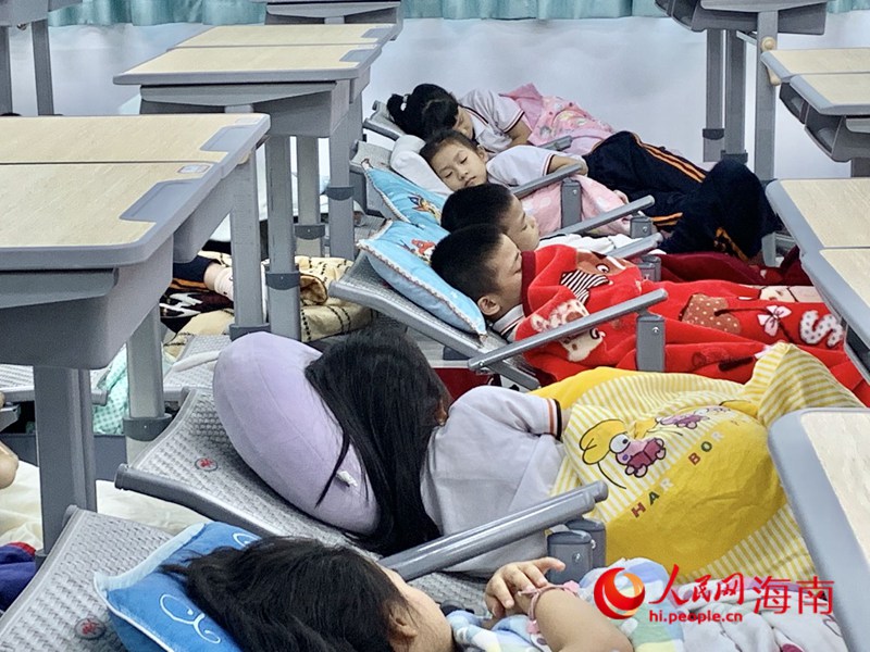 ?？诘诙W學生在新式課桌椅上午休。人民網 李浩蓉攝