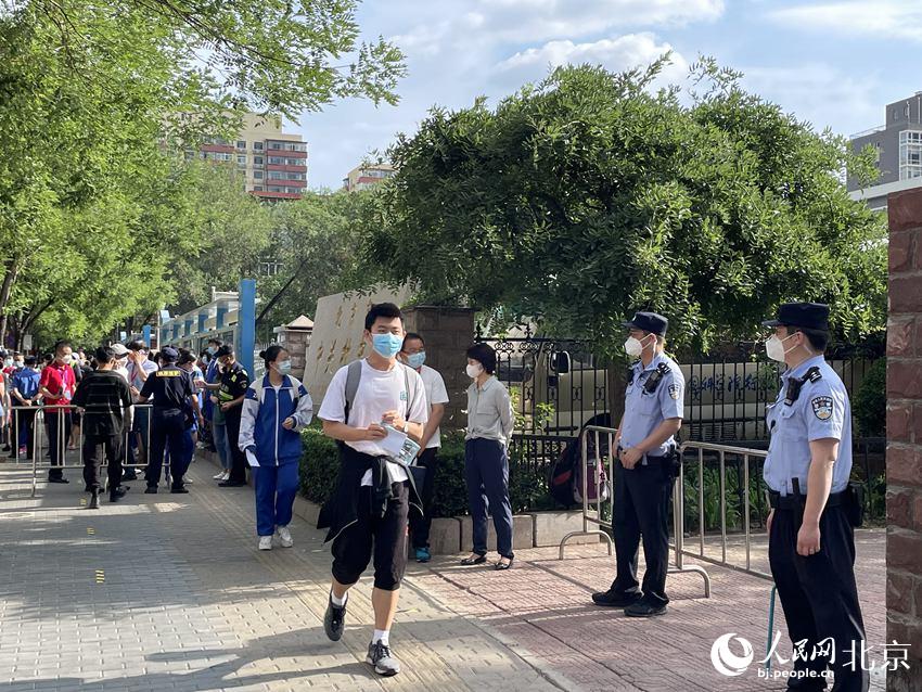 在中關(guān)村中學(xué)考點(diǎn)，考生們有序走入考點(diǎn)。人民網(wǎng) 董兆瑞攝