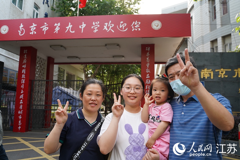 一家人在考點(diǎn)前合影留念。周夢(mèng)嬌攝