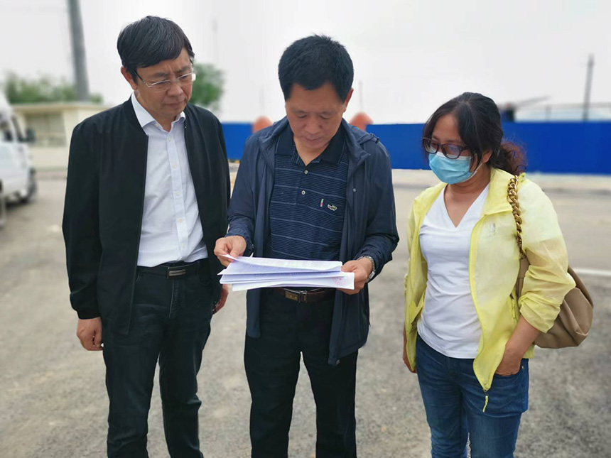 國情調(diào)查核查組專家對(duì)司家營鐵礦生產(chǎn)臺(tái)賬等進(jìn)行檢查。袁海波攝