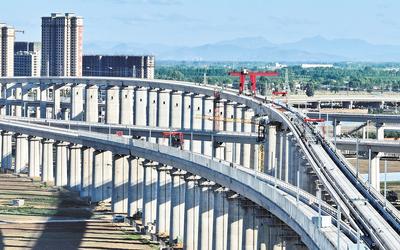 6月7日，工人在唐山市高新技術(shù)開(kāi)發(fā)區(qū)境內(nèi)的京唐城際鐵路建設(shè)工地施工（無(wú)人機(jī)照片）。 新華社記者 楊世堯攝