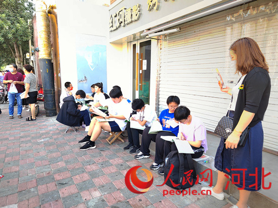 臨進(jìn)考場(chǎng)，考生抓緊時(shí)間再?gòu)?fù)習(xí)一下。人民網(wǎng) 祝龍超攝