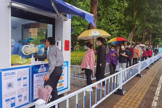 核酸采樣志愿者們上崗。孫金梅攝