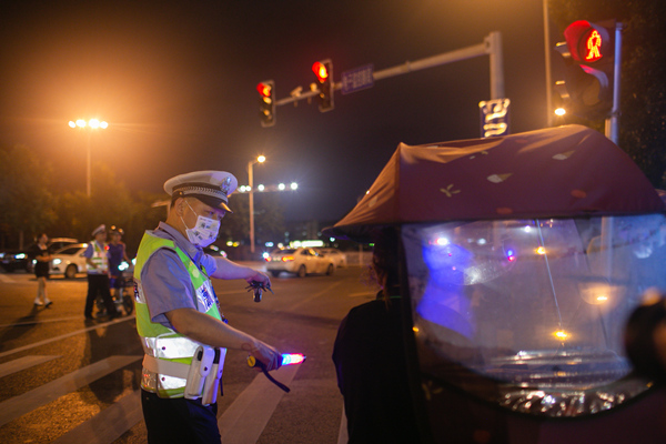 違法加裝電動(dòng)車(chē)遮陽(yáng)傘也將受到處罰?？馒Q 攝