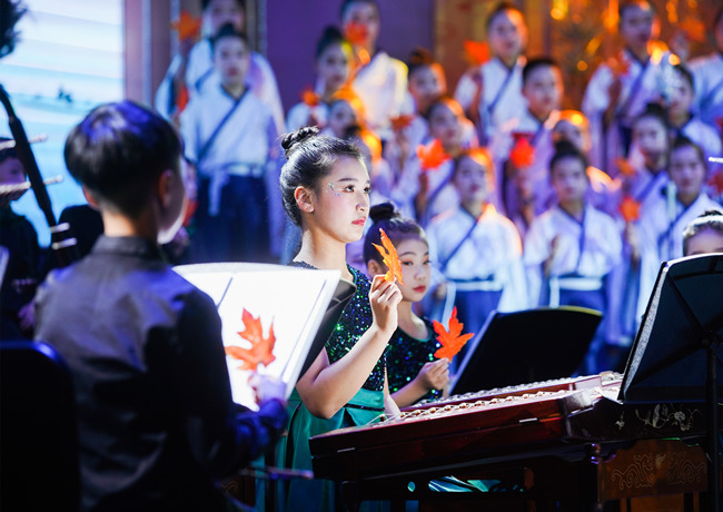 樂團(tuán)在臺(tái)上演出。單位供圖