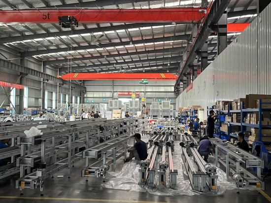 先惠智能裝備生產(chǎn)車間，工人們在忙著組裝設(shè)備。受訪單位供圖