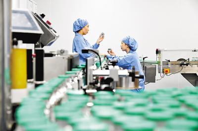 通過加大創(chuàng)新藥物研發(fā)力度，石藥集團實現(xiàn)了傳統(tǒng)工業(yè)企業(yè)向創(chuàng)新型企業(yè)轉(zhuǎn)型。（本報資料片）