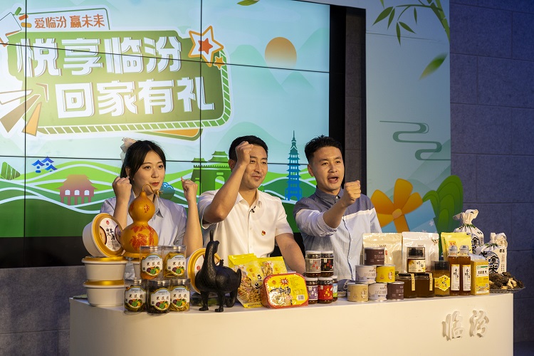 6月3日下午，在臨汾原產(chǎn)地商品體驗(yàn)店，曲沃縣副縣長樊奇選對(duì)當(dāng)?shù)氐霓r(nóng)特產(chǎn)品、旅游景點(diǎn)進(jìn)行了推介代言。鄭遠(yuǎn)飛攝