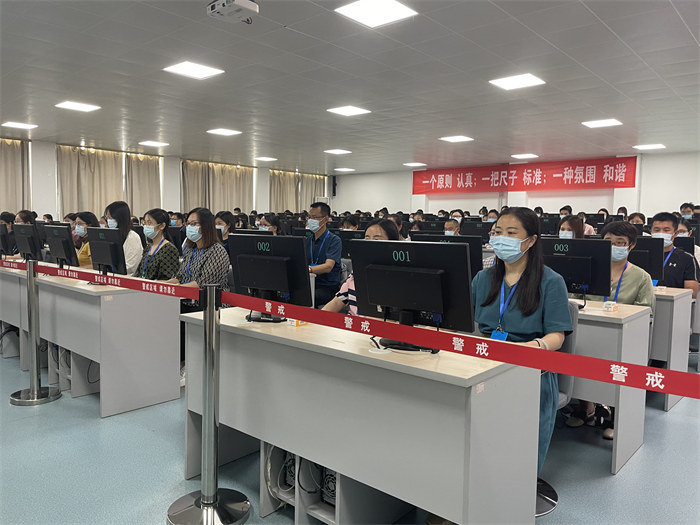 閱卷現(xiàn)場。公雪 攝