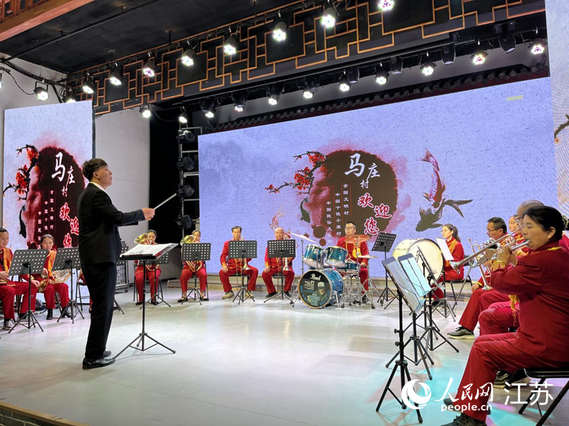 馬莊農(nóng)民樂團(tuán)在排練節(jié)目。人民網(wǎng) 李子佩攝