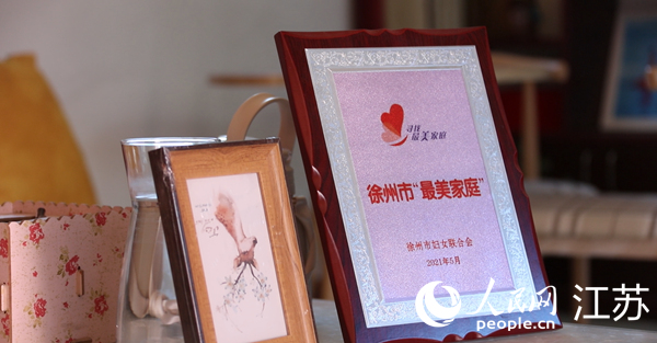 王繼蓮家庭獲得的部分榮譽。人民網(wǎng) 冷金明攝