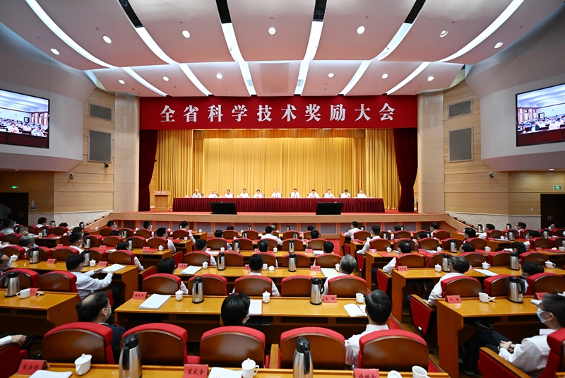 圖為江蘇省科學(xué)技術(shù)獎(jiǎng)勵(lì)大會(huì)現(xiàn)場(chǎng)。吳勝攝