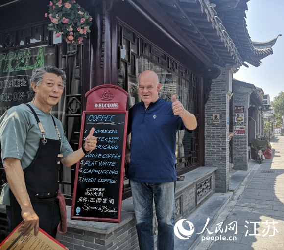 愛逛古巷的巴西人和揚(yáng)州朋友在仁豐里開了一家西餐廳。 人民網(wǎng) 張玉峰攝
