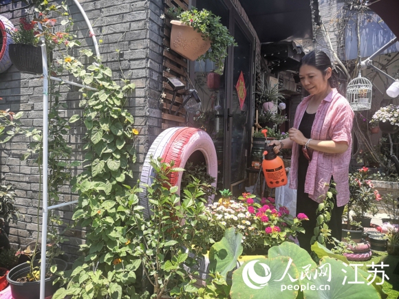 原在上海工作的袁荔退休后重回?fù)P州古城生活。 人民網(wǎng) 張玉峰攝