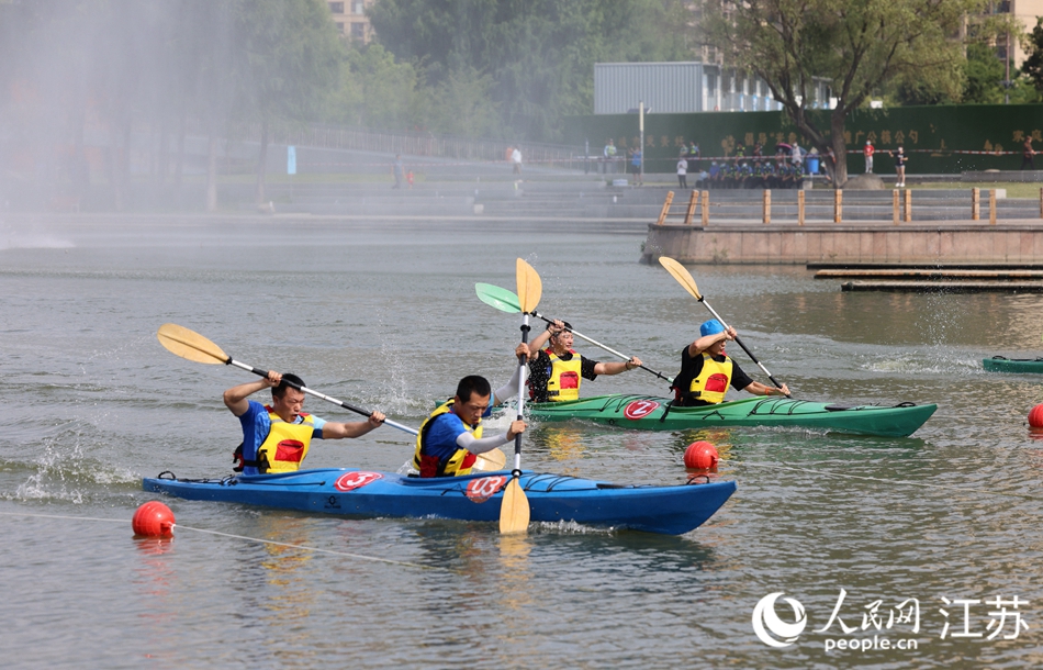 夏日清晨，一艘艘色彩鮮艷的賽艇和槳板在伯瀆河畔穿梭。朱剛?cè)簲z