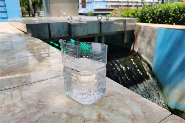 在邯鄲市雞澤縣藍(lán)天污水處理廠，污水經(jīng)過處理后清澈透明。鄭佳欣攝