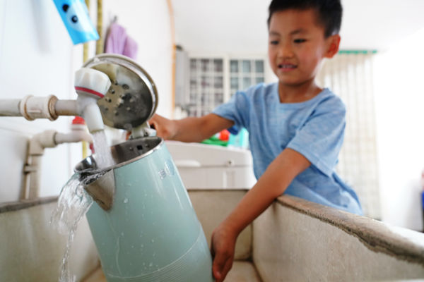 在峰峰礦區(qū)彭城鎮(zhèn)羊角鋪村村民家中，清澈甘甜的飲用水從水管中流出。峰峰礦區(qū)區(qū)委宣傳部供圖