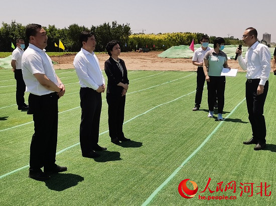 觀摩團(tuán)現(xiàn)場(chǎng)了解項(xiàng)目建設(shè)情況。人民網(wǎng) 張繼航攝