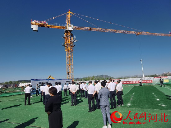 觀摩團(tuán)走進(jìn)塔吊林立的項(xiàng)目現(xiàn)場(chǎng)。人民網(wǎng)張繼航攝