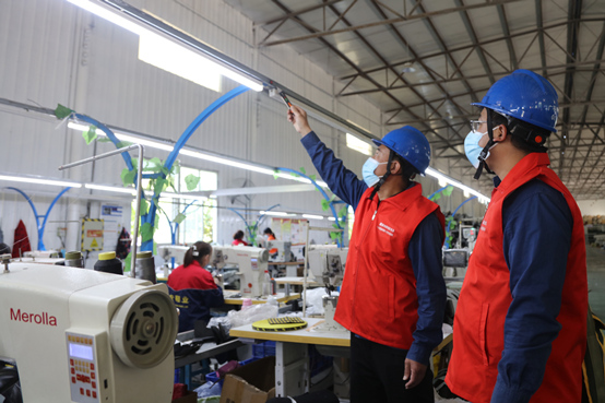 國(guó)網(wǎng)廣平縣供電公司共產(chǎn)黨員服務(wù)隊(duì)到當(dāng)?shù)胤b加工企業(yè)了解企業(yè)用電需求，幫助企業(yè)排查安全用電隱患。施振宇攝