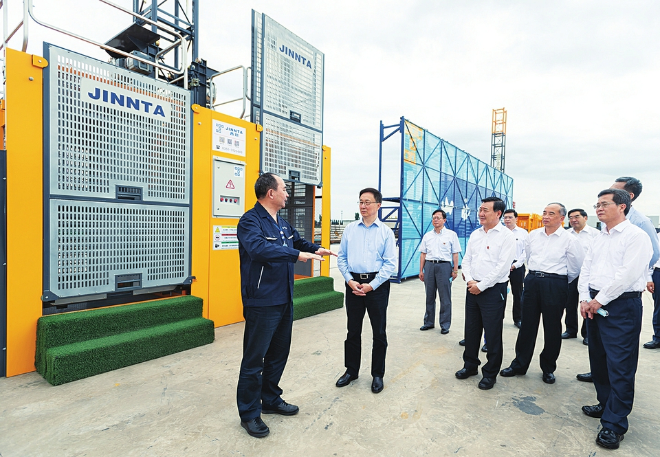 六月二十八日，中共中央政治局常委、國務院副總理韓正到山西太原調研，主持召開煤炭清潔高效利用專題座談會并講話。這是韓正走進山西建筑產業(yè)現(xiàn)代化瀟河園區(qū)，察看綠色智能建筑裝備制造基地建設情況。新華社記者翟健嵐攝