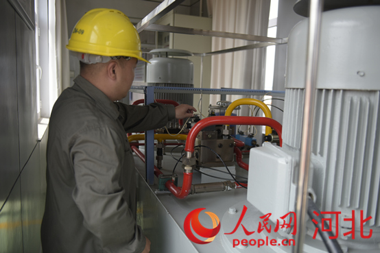 黃壁莊水庫事務(wù)中心工作人員在檢查溢洪道表口工作閘門啟臂機(jī)。人民網(wǎng)祝龍超攝