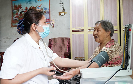 護理團隊醫(yī)生為老人測量血壓。 陳佳兵攝