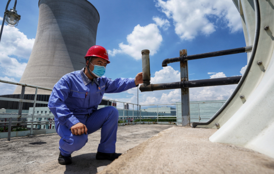 河北涿州京源熱電有限責任公司技術人員正在對設備進行檢驗排查。劉楊攝