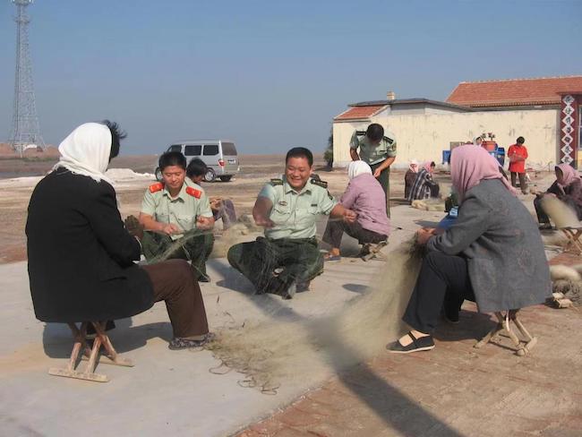 宋萬民幫助漁民修補(bǔ)漁網(wǎng)。 濱州市公安局海岸警察支隊岔尖派出所供圖