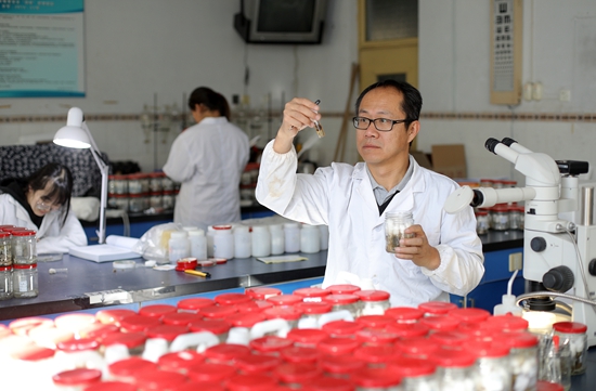 武大勇在實(shí)驗(yàn)室開(kāi)展檢驗(yàn)工作。 受訪者供圖