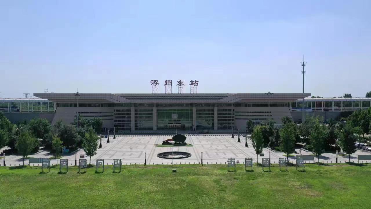 通勤專(zhuān)列高鐵始發(fā)站涿州東站。 熊華明、王聚言攝