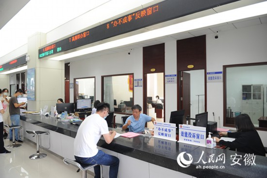 市民向“辦不成事”反映窗口工作人員咨詢。人民網(wǎng) 胡雨松攝
