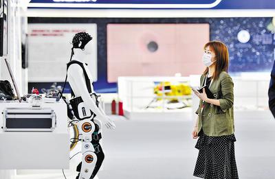 近日，第六屆世界智能大會在天津開幕，圖為參會嘉賓參觀天津制造業(yè)立市展。 新華社記者 趙子碩攝