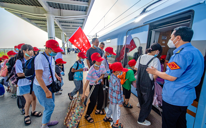 乘高鐵出發(fā)。