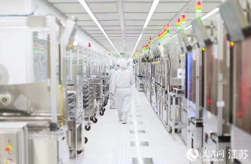 在希捷國際科技（無錫）有限公司生產(chǎn)車間，技術(shù)人員正在巡查作業(yè)。新吳區(qū)委宣傳部供圖