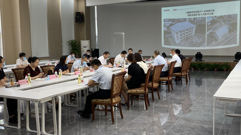 河?xùn)|區(qū)委書記范少軍一行深入老電建公司辦公園區(qū)就盤活園區(qū)工作進(jìn)行部署研究。河?xùn)|區(qū)供圖
