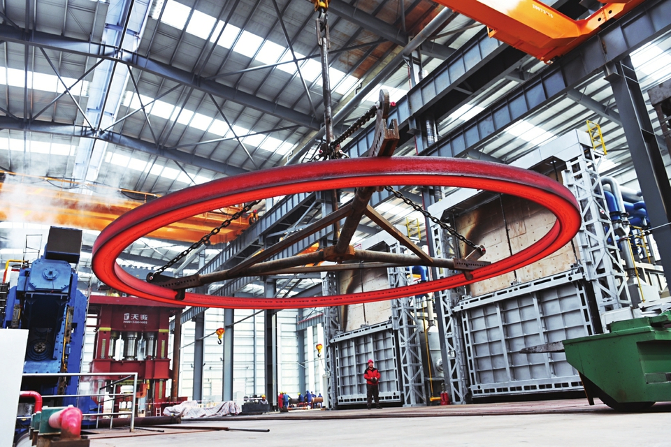 定襄縣作為太忻一體化經(jīng)濟(jì)區(qū)建設(shè)的12個(gè)先行啟動(dòng)區(qū)之一，借助發(fā)展機(jī)遇，全力延長(zhǎng)產(chǎn)業(yè)鏈條、補(bǔ)齊產(chǎn)業(yè)短板、培育優(yōu)質(zhì)市場(chǎng)主體、拓寬應(yīng)用領(lǐng)域，進(jìn)軍高精尖應(yīng)用行業(yè)。 記者孫榮祥攝