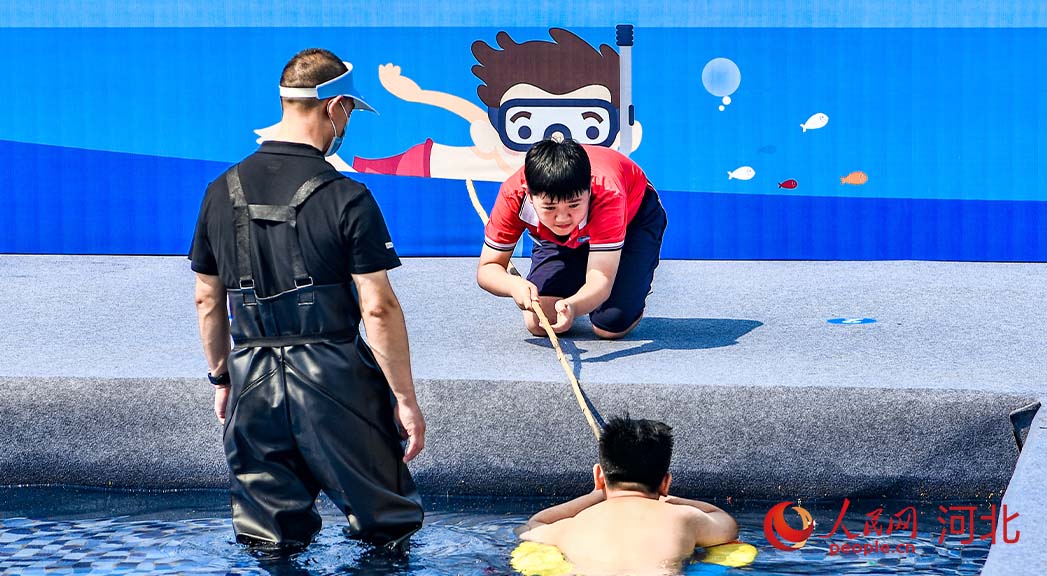 活動(dòng)現(xiàn)場(chǎng)模擬演練。 人民網(wǎng) 周博攝