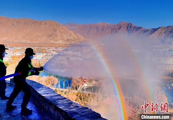 12月6日，布達(dá)拉宮消防救援大隊在布達(dá)拉宮山體林草區(qū)域開展?jié)窕ぷ??！㈣?攝