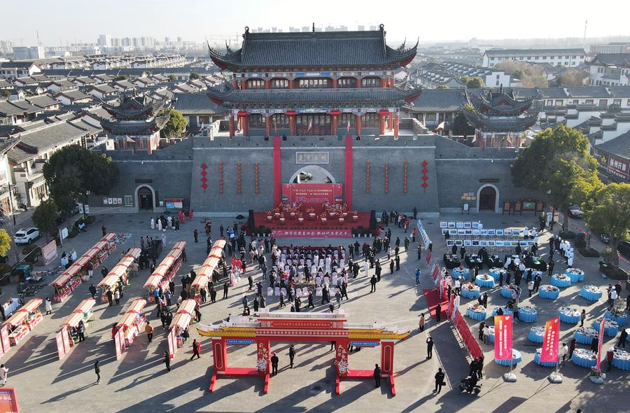 城門掛春聯(lián)，金湖沖刺“開門紅”。陳義寶攝