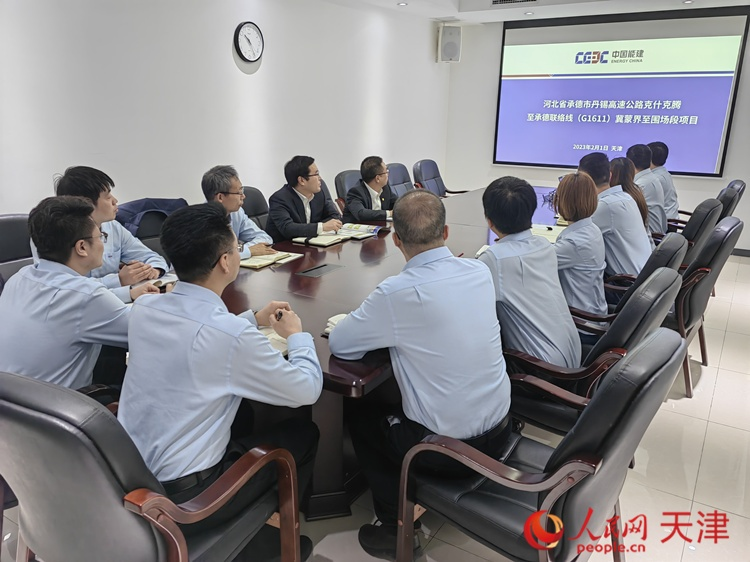 近日，中能建路橋工程有限公司領(lǐng)導(dǎo)班子成員與員工開會討論，如何根據(jù)今年的項目招聘合適的優(yōu)秀人才。  人民網(wǎng) 孫翼飛攝